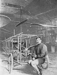 Студент Б. H. Юрьев у своего геликоптера в 1913 году.